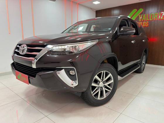 TOYOTA HILUX SW4 2.8 SRX 4X4 7 LUGARES 16V TURBO INTERCOOLER DIESEL 4P AUTOMÁTICO